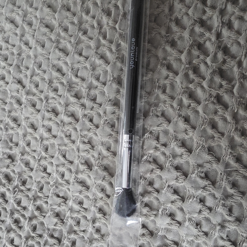 Younique Precision Makeup Brush with Black Handle